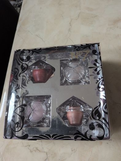 No 7 Lip & Body Shimmer.    In Original  Box.