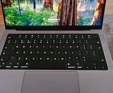Apple MacBook Pro 14" M1 Pro 32GB + 2x 4k Monitors + 2x Logitech MX Keys and MX Master mouse.
