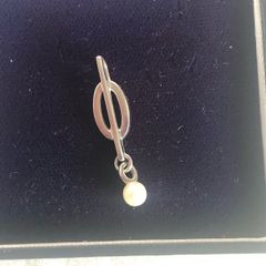 white gold pendent with pearl