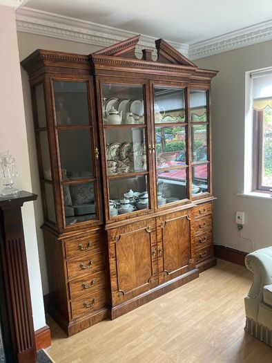 Display Case - Break Front - Large