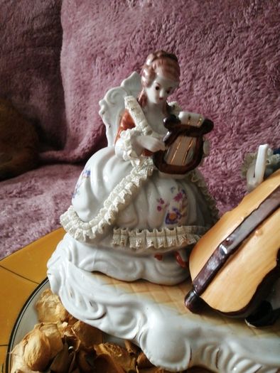 Huge and heavy porcelain Figurine