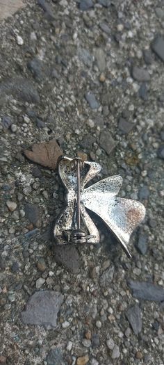 Vintage jewelry is sold individually for 5 to 10 euros