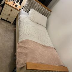 Oak frame single bed
