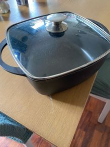 Free pot with lid (not for food)