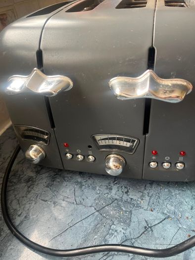 kettle and toaster - Delonghi