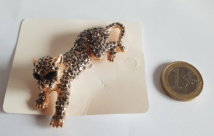 NEW Brooch