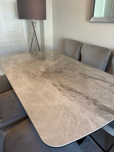 Dining table extendable.