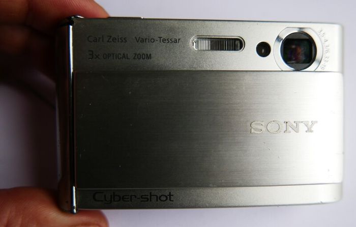Sony Cyber-shot DSC-T70 8.1MP Digital Camera - Silver + charger works well