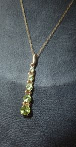 9ct Gold Graduated Peridot Pendant Necklace. 16 inch Chain Hallmarked 375