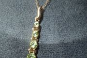 9ct Gold Graduated Peridot Pendant Necklace. 16 inch Chain Hallmarked 375
