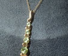 9ct Gold Graduated Peridot Pendant Necklace. 16 inch Chain Hallmarked 375