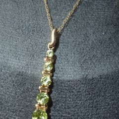 9ct Gold Graduated Peridot Pendant Necklace. 16 inch Chain Hallmarked 375