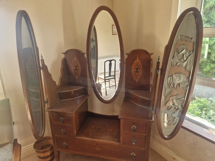 3 mirror dresser/vanity unit