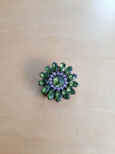 Daisy brooch