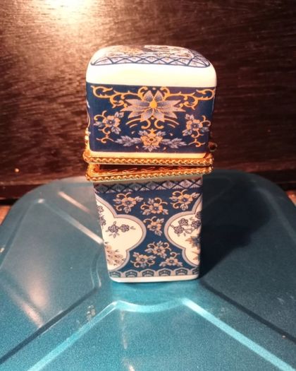 Yiwei Porcelain  Trinket Holder.