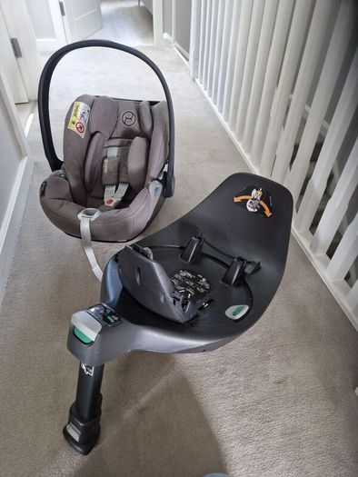 Cybex Baby car seat with car Console