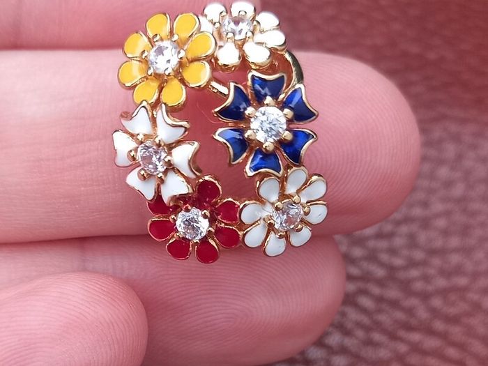Vintage jewelry is sold individually for 5 to 10 euros