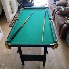 Foldable snooker table