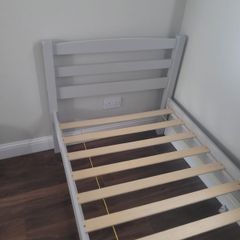 Single bed frame and mattress