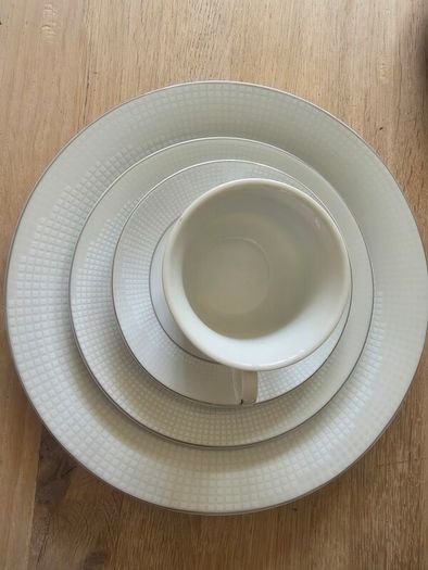 Tipperary Crystal Porcelain Dinner Set Excellent Condition