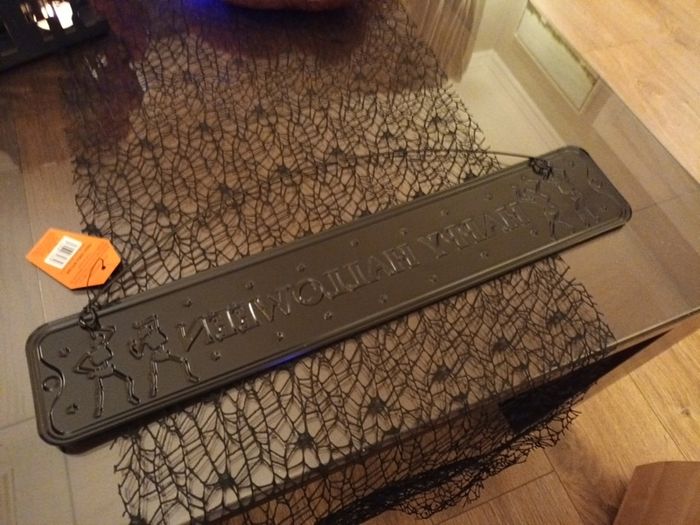 Brand new halloween metal hanging plaque