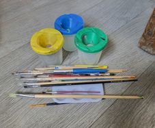 Piant, pots and brushes