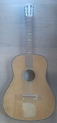 Guitar (38 inches x 14 inches) 3/4 size suits teenagers or small adults
