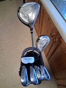 Junior Golf Clubs For 12 Years To 14 Years Male Or Female.MacGregor Right Handed Set In Excellent Condition.