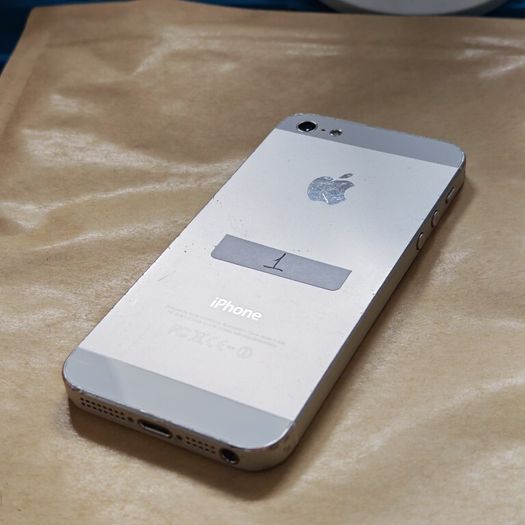 Apple iPhone 5 - 16GB - White & Silver - Activation Locked (For Parts / Repair)