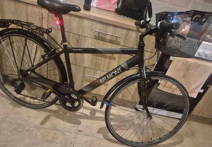 Apollo Belmont Men's Hybrid Bike In Black Featuring A Lightweight Alloy Frame A Front Handlebar Basket A Rear Pannier Rack