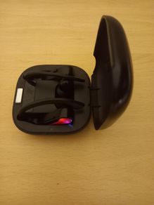 Wireless sports earphones with charging case