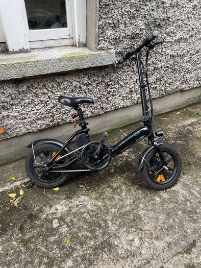 PRICE IS MEANT TO BE 250 bought for 500 fiido d3 older version so goes 30km/h in rocket mode.