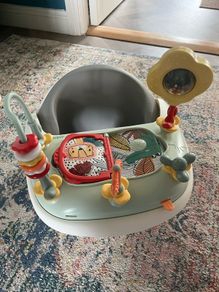 Snug floor seat with activity tray