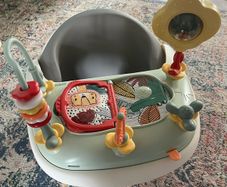 Snug floor seat with activity tray