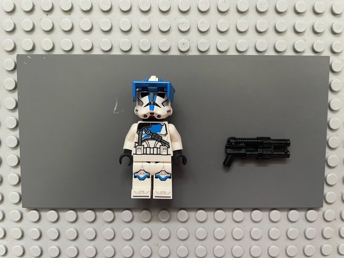 lego star wars sw1247 Clone Heavy Trooper, 501st Legion (Phase 2) minifigure- White Arms, Blue Visor, Backpack, Nougat Head, Helmet with Holes
