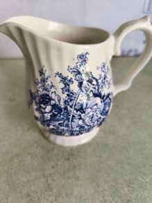 Small cream or milk pot by myott Made in England Pattern The Hunter Height 9 cm
