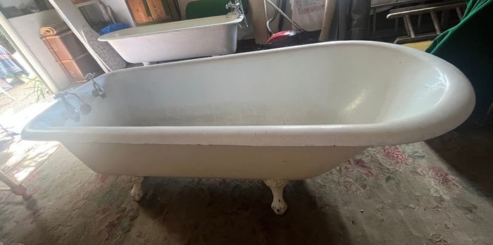 Elegant Antique Original Cast-Iron Bath (6ft)