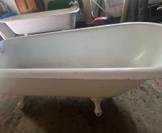 Elegant Antique Original Cast-Iron Bath (6ft)