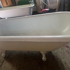 Elegant Antique Original Cast-Iron Bath (6ft)