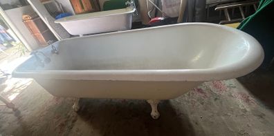 Elegant Antique Original Cast-Iron Bath (6ft)