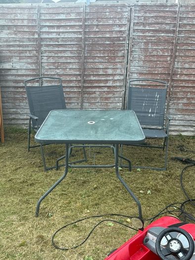 garden table and chairs