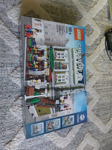 lego creator 10243
