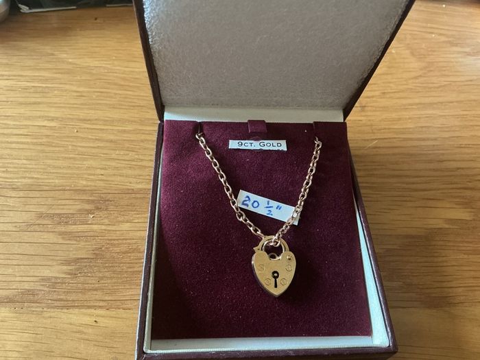 9ct SOLID Gold Padlock Pendant And 9ct Lovely ROSE GOLD  Chain. ( Bargain At This Price.)