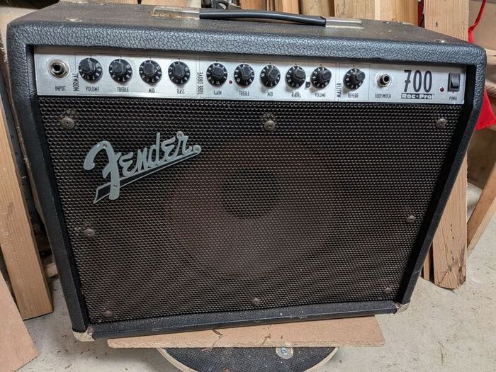 Fender Roc Pro 700