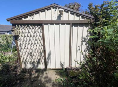 5m x 3m Insulated Steel Shed with Electrics. Buyer to Dismantle.