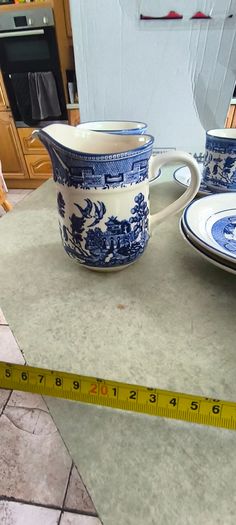 Arklow WILLOW IRELAND Blue and White inc Willow pattern 2 cup and saucers with milk jug set in saucer olso open suger bowl set in saucer 8 pices set 60.00 euro.