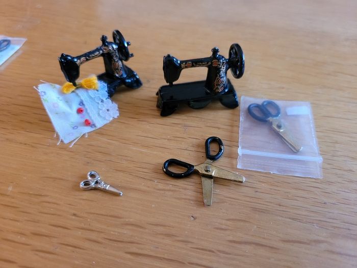 Dolls house / Miniature - sewing machines, haberdashery etc