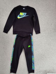 NIKE boys tracksuit.age 5/6