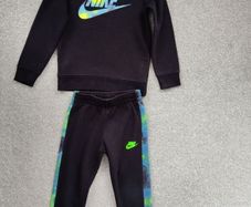 NIKE boys tracksuit.age 5/6