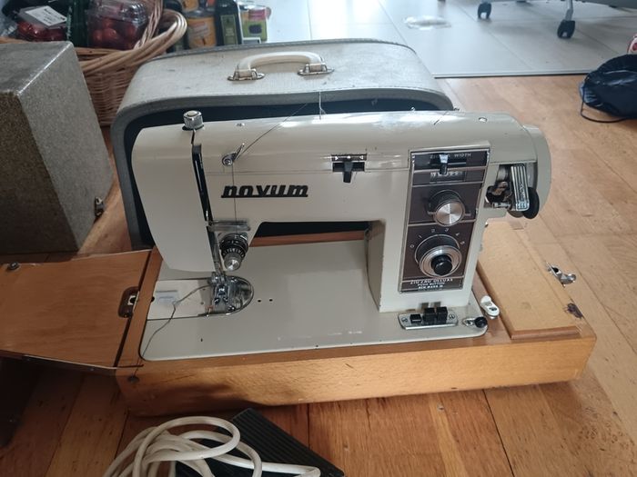 2 Sewing Machine one does zigzag right side main photo the other in left straight only just need a. Puller.  Both working
